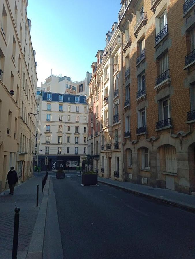 Petite Maison Avec Cour Dans Les Beaux Quartiers-Vous Faites Le Menage- Very Good Prices For T-H-E Location But You Have To Clea-N Th-E Flat Apartment Paris Ngoại thất bức ảnh