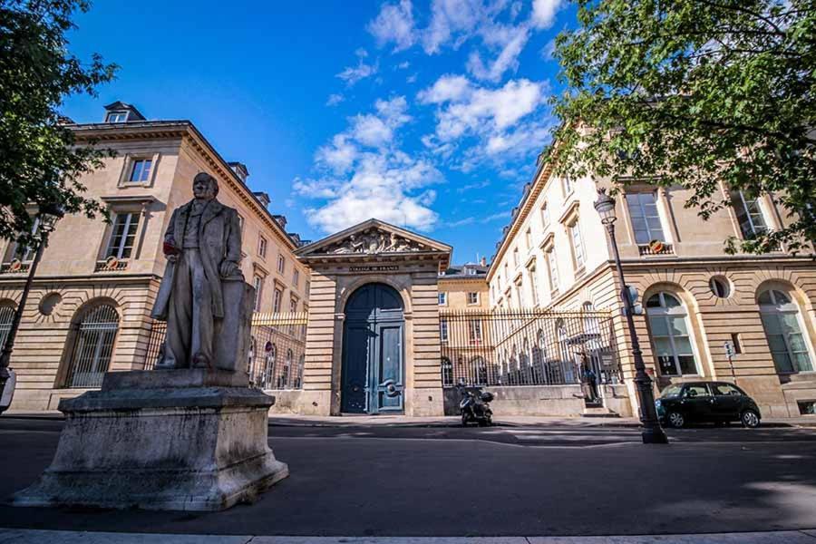Petite Maison Avec Cour Dans Les Beaux Quartiers-Vous Faites Le Menage- Very Good Prices For T-H-E Location But You Have To Clea-N Th-E Flat Apartment Paris Ngoại thất bức ảnh