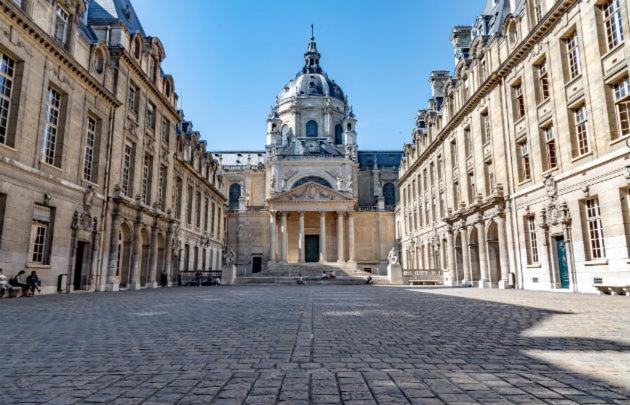 Petite Maison Avec Cour Dans Les Beaux Quartiers-Vous Faites Le Menage- Very Good Prices For T-H-E Location But You Have To Clea-N Th-E Flat Apartment Paris Ngoại thất bức ảnh