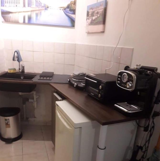 Petite Maison Avec Cour Dans Les Beaux Quartiers-Vous Faites Le Menage- Very Good Prices For T-H-E Location But You Have To Clea-N Th-E Flat Apartment Paris Ngoại thất bức ảnh