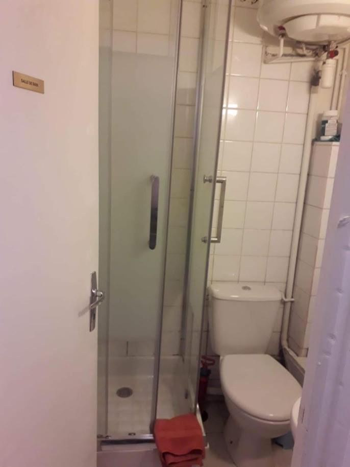 Petite Maison Avec Cour Dans Les Beaux Quartiers-Vous Faites Le Menage- Very Good Prices For T-H-E Location But You Have To Clea-N Th-E Flat Apartment Paris Ngoại thất bức ảnh
