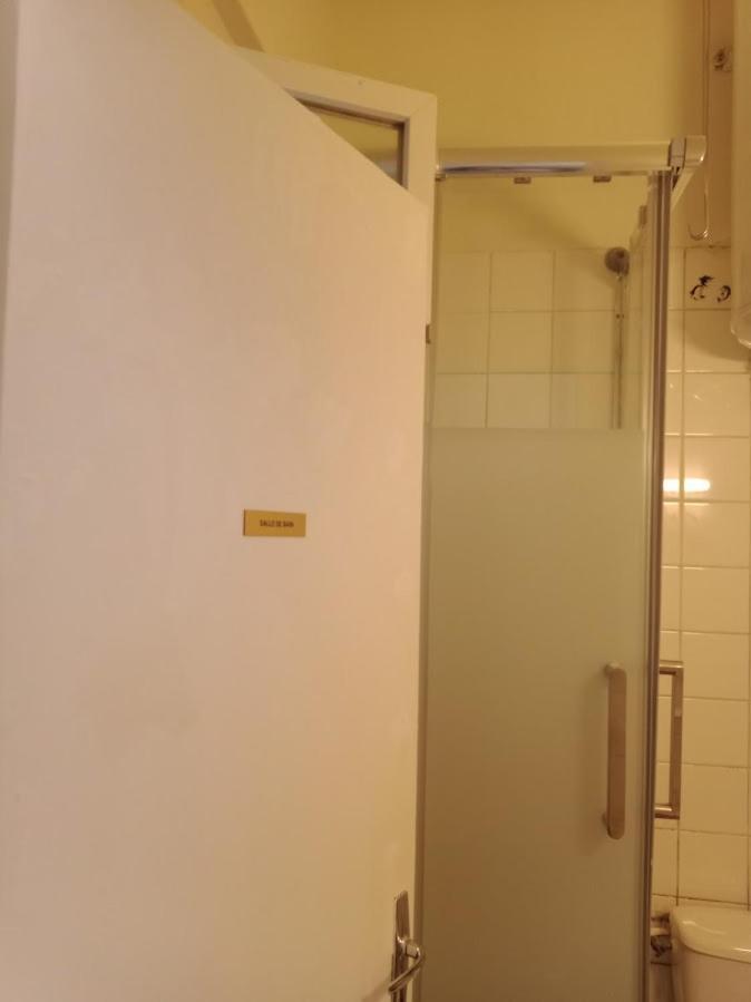 Petite Maison Avec Cour Dans Les Beaux Quartiers-Vous Faites Le Menage- Very Good Prices For T-H-E Location But You Have To Clea-N Th-E Flat Apartment Paris Ngoại thất bức ảnh