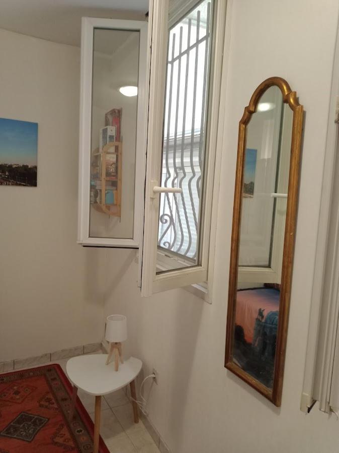 Petite Maison Avec Cour Dans Les Beaux Quartiers-Vous Faites Le Menage- Very Good Prices For T-H-E Location But You Have To Clea-N Th-E Flat Apartment Paris Ngoại thất bức ảnh