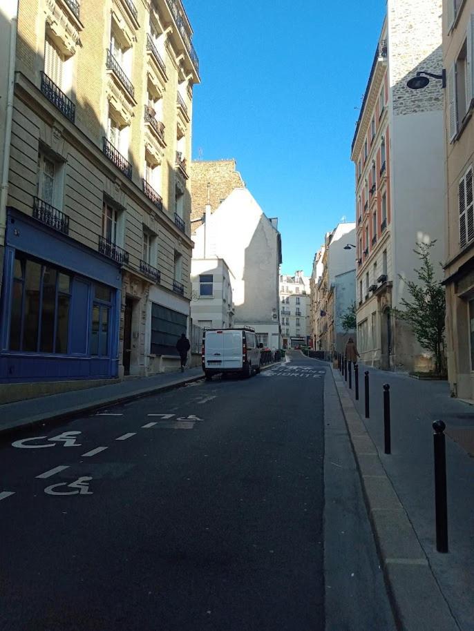 Petite Maison Avec Cour Dans Les Beaux Quartiers-Vous Faites Le Menage- Very Good Prices For T-H-E Location But You Have To Clea-N Th-E Flat Apartment Paris Ngoại thất bức ảnh